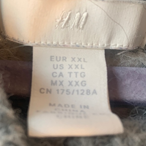 H&M Gray and Cream Turtleneck Sweater - Picture 3 of 3